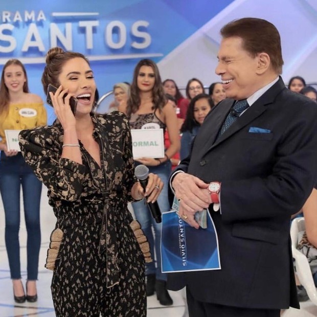 Silvio com Patrícia na TV (Foto: Reprodução/Instagram)