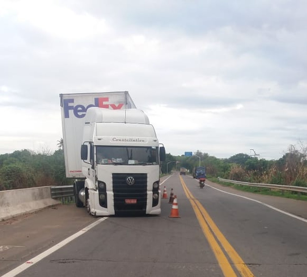 Caminhão foi usado pelos criminosos para bloquear um trecho da BR-116 — Foto: PRF/Divulgação