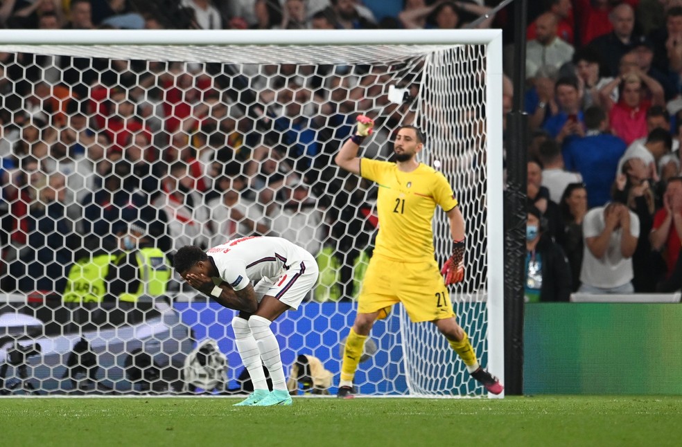 Jogador inglês perde pênalti na final da Eurocopa — Foto: Andy Rain/Pool via Reuters