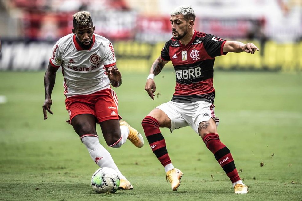 Rodinei em ação pelo Internacional contra o Flamengo — Foto: Pedro Martins/Foto FC