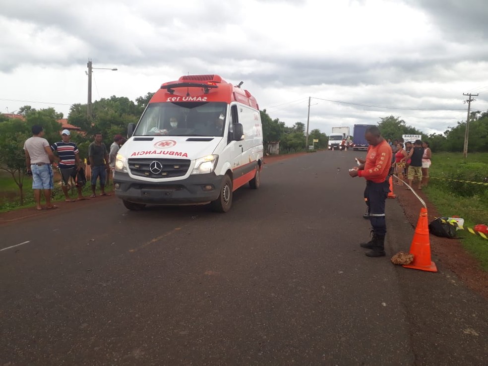 Colisão entre um carro e uma motocicleta deixa uma mulher morta — Foto: Divulgação/ GAV