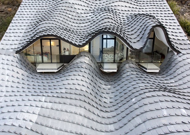 Com telhado ondulado, casa é inspirada na arte de Gaudí (Foto: Jesus Granada/Divulgação)