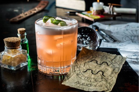 O Bar São Conrado e seu barman, Laércio Zulu, criaram drinks inspirados nos signos, com ingredientes que remetem ao zodíaco. Segundo o bar, os aquarianos são equilibrados como seu drink, que leva grappa, morango, suco de limão e um licor especial.