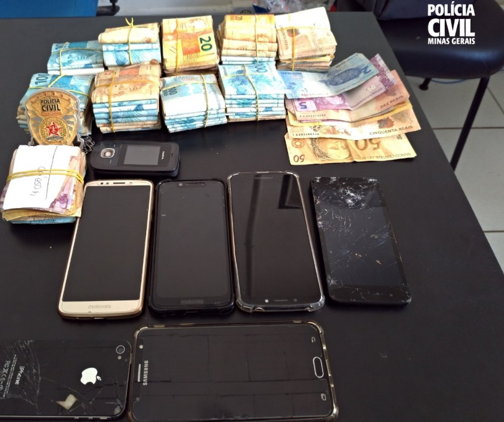 Além dos veículos, a polícia apreendeu dinheiro e celulares. — Foto: PCMG