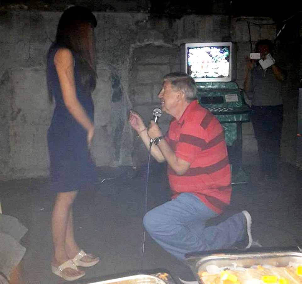 Ron pede a filipina em casamento