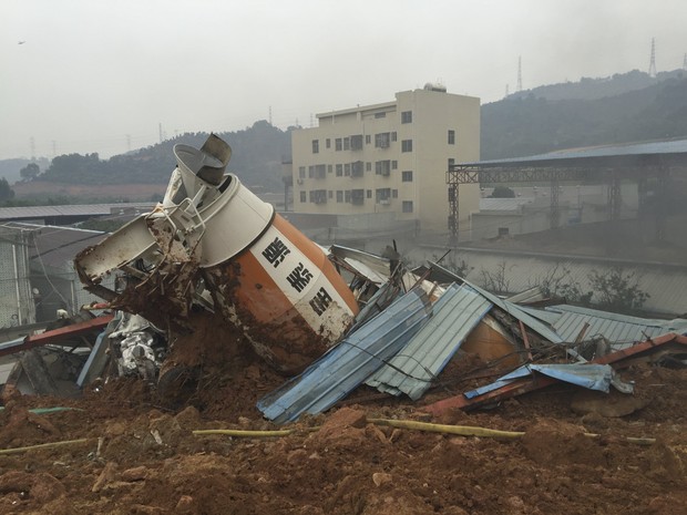 Um deslizamento de terra sepultou parte de um parque industrial e casas próximas na cidade de Shenzhen, em Cantão, neste domingo (20) (Foto: Reuters)