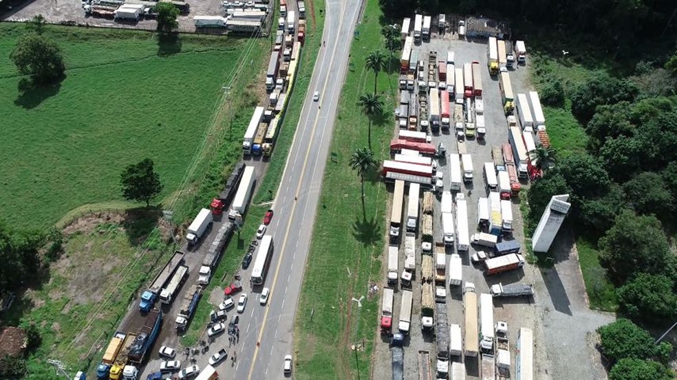 Caminhoneiros seguem com protestos em rodovias do ES -- Foto: Secundo Rezende/ TV Gazeta
