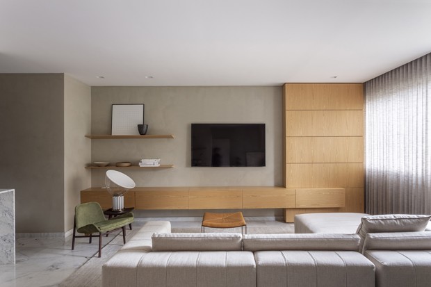 Apartamento minimalista revela linhas retas em marcenaria sob medida (Foto: Gabriel Castro)