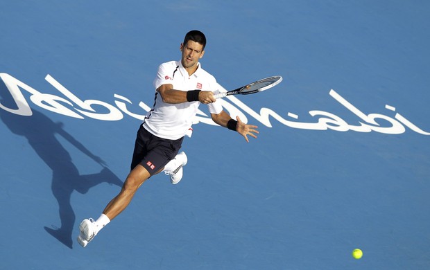 Com direito a pneu, Djokovic supera Ferrer em torneio em Abu Dhabi ...