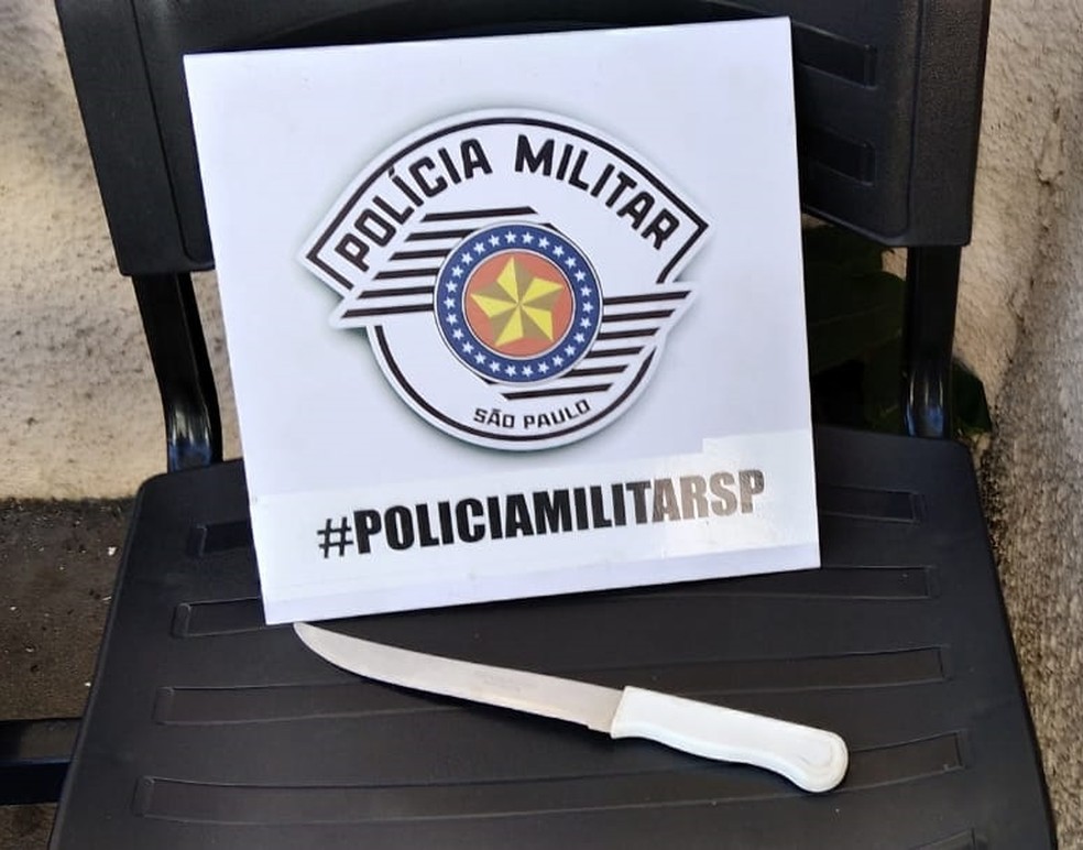 Faca foi apreendida pela Pol&iacute;cia Militar em Presidente Prudente &mdash; Foto: Pol&iacute;cia Militar