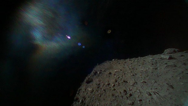 Asteroide Ryugu que está sendo explorado por missão japonesa (Foto: JAXA)