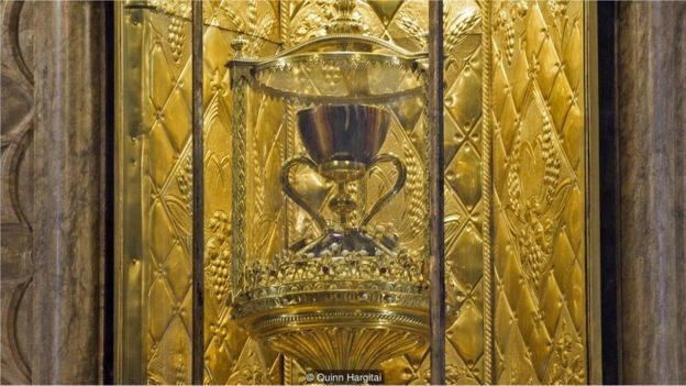 O cálice é cravejado de ágata e exibe duas enormes alças de ouro e uma base repleta de jóias preciosas (Foto: QUINN HARGITAI/BBC)