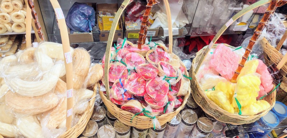 Loja do Núcleo Bandeirante tem prateleiras com doces para Dia de Cosme e Damião — Foto: Doce Festas / Reprodução