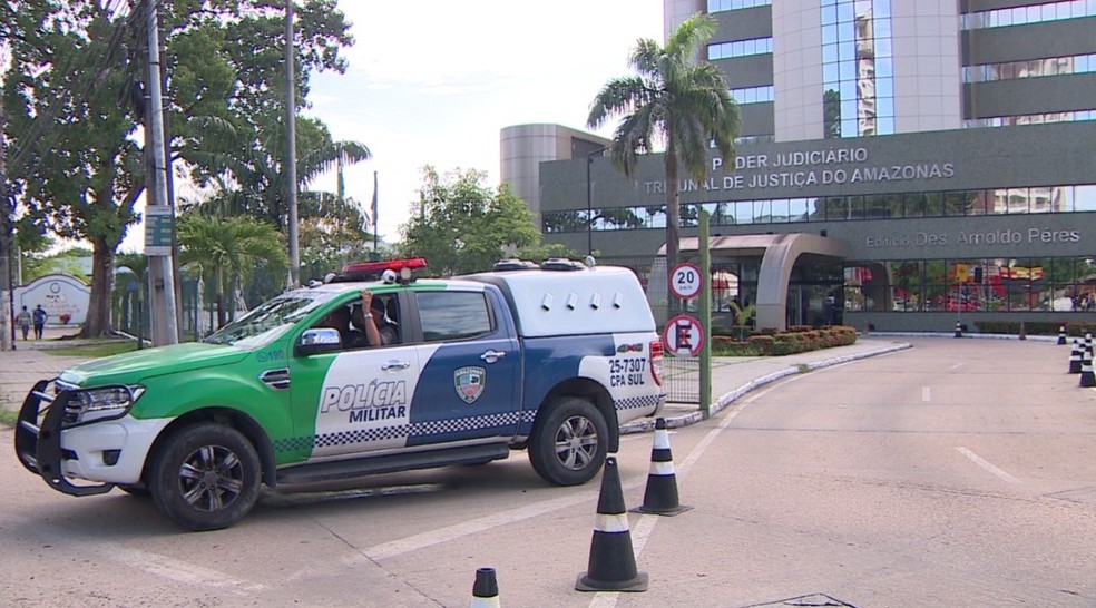 Uma viatura da pol&iacute;cia em frente ao TJAM, em Manaus. &mdash; Foto: Gilberto J&uacute;nior/Rede Amaz&ocirc;nica