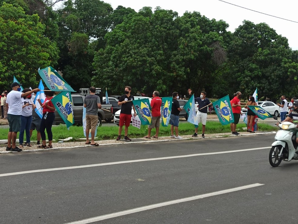 Manifestantes se concentraram na Avenida Maranhão, em Teresina — Foto: Aline Moreira /TV Clube