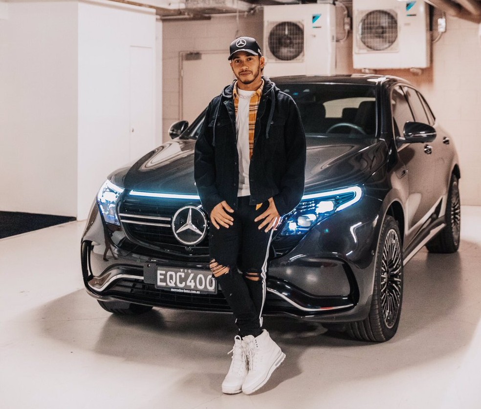 Lewis Hamilton e sua Mercedes EQC &mdash; Foto: Reprodu&ccedil;&atilde;o Twitter/Mercedes AMG F1