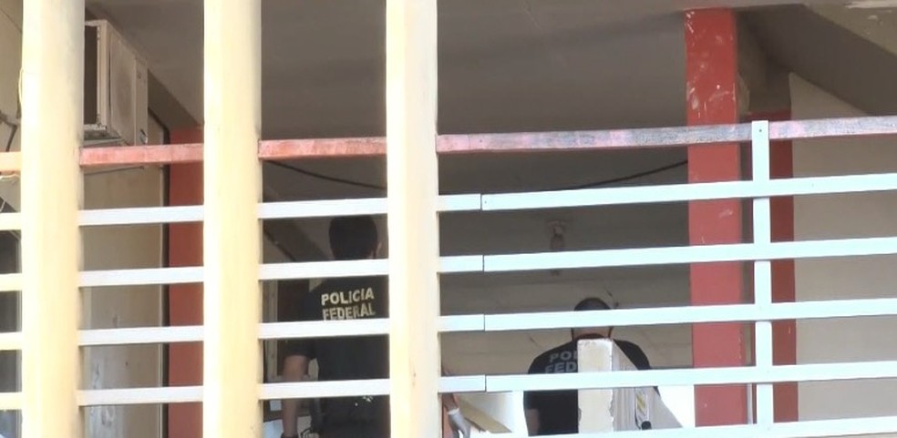 Policiais federais cumprem mandados de busca na Prefeitura de Picos, no Piauí — Foto: TV Clube
