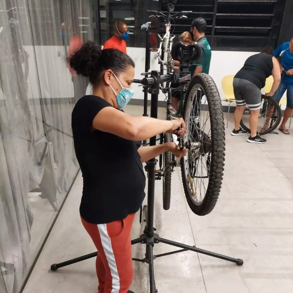 As aulas vão ser realizadas de 4 de maio a 17 de junho no Bicibase, em Macaé. Inscrições terminam na segunda (24) — Foto: Curso Viver de Bike/Divulgação