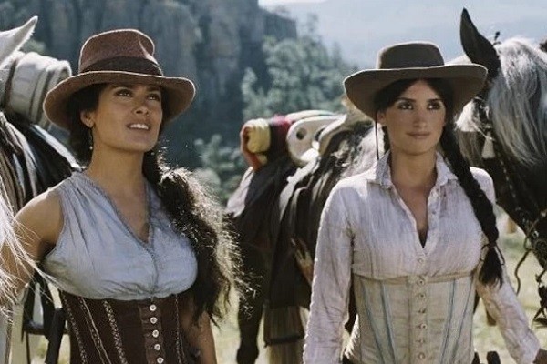 As atrizes Penelope Cruz e Salma Hayek em cena de Bandidas (2006) (Foto: Reprodução)