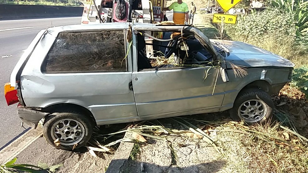 Carro cai em ribanceira e ocupantes fogem na Via Dutra, em Barra Mansa (Foto: DivulgaÃ§Ã£o/PRF)