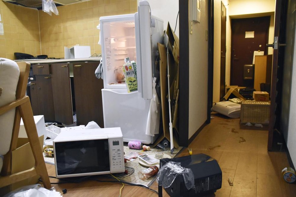 Efeitos dos tremores em um apartamento em Fukushima  — Foto: via AP 