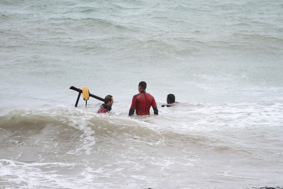 Bombeiros retiram peças do Globocop que caiu no mar, no Recife, nesta terça-feira (23) (Foto: Aldo Carneiro/Pernambuco Press)