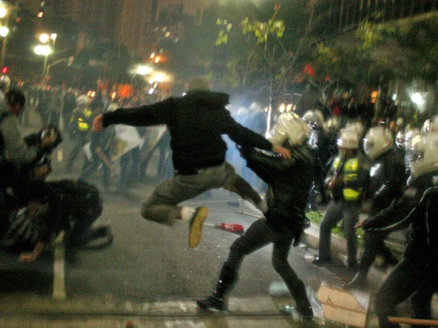 Manifestantes entraram em confronto com a Polícia em frente Câmara em São Paulo. (Foto: Rocha Lobo/Futura Press)