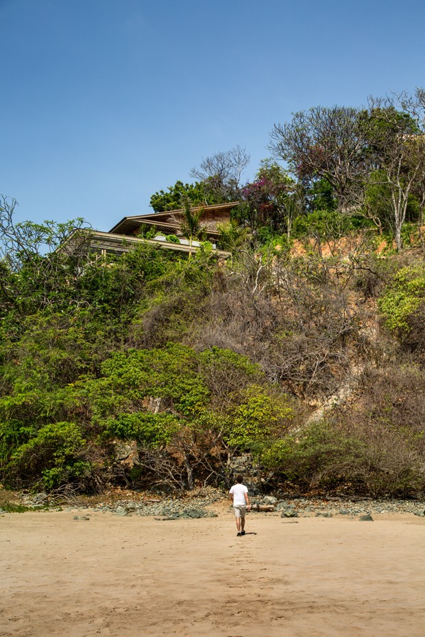 Casa à beira-mar segue desníveis do terreno e se integra à natureza (Foto: Fotos Rafael Gamo/Divulgação)