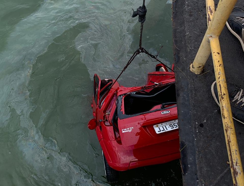 Carro foi retirado do rio com ajuda de um barco em Pongaí (SP) — Foto: J. Serafim/Arquivo Pessoal