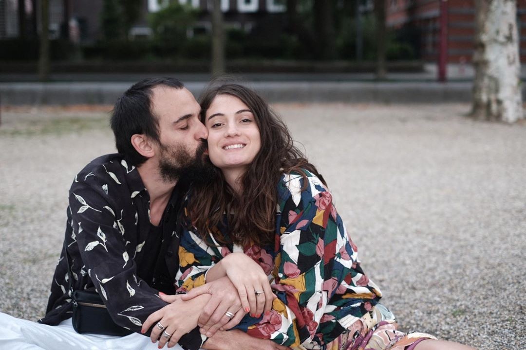 Elen Clarice ganha beijo de Julio Andrade (Foto: Reprodução/Instagram)