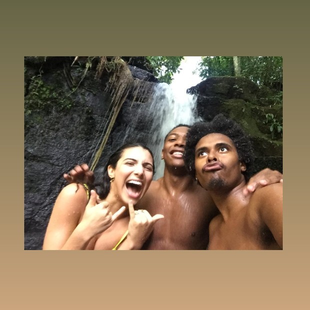Rayssa Bratillieri e amigos em cachoeira (Foto: reprodução/Instagram)