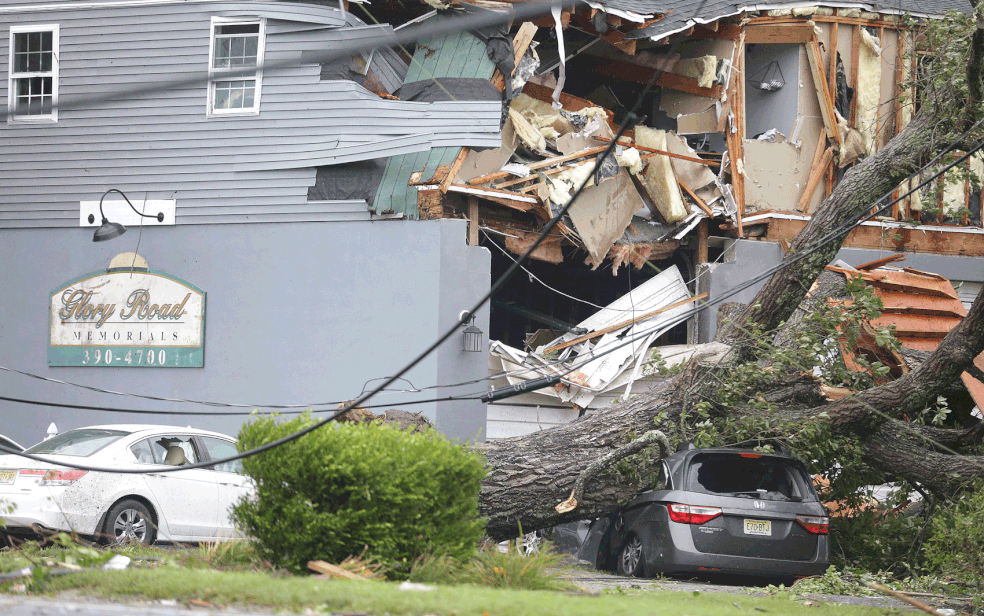 Tormenta causa danos em Marmora, em Nova York — Foto: David Maialetti / The Philadelphia Inquirer / via AP Photo