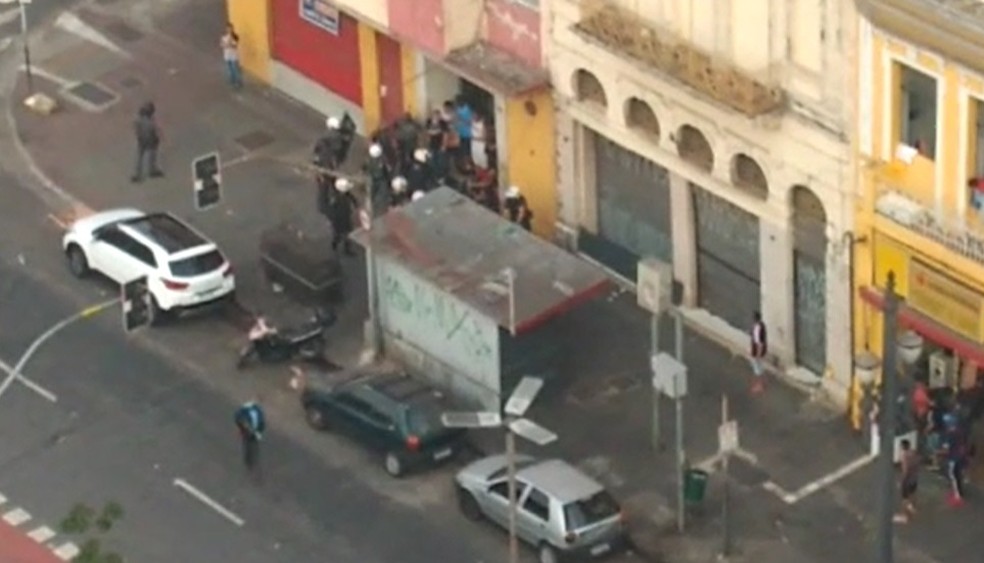 Vídeo mostra policiais agredindo dois homens na região da Cracolândia neste sábado (12). — Foto: Reprodução