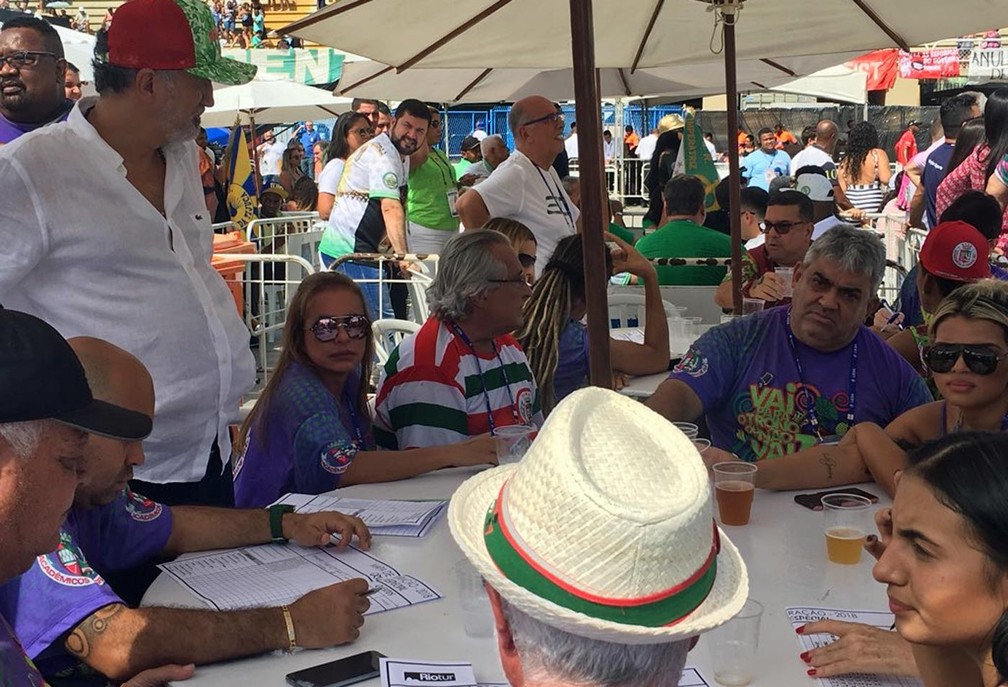 Integrantes da Grande Rio demonstram preocupação com as notas na apuração (Foto: Fernanda Rouvenat‏/G1)