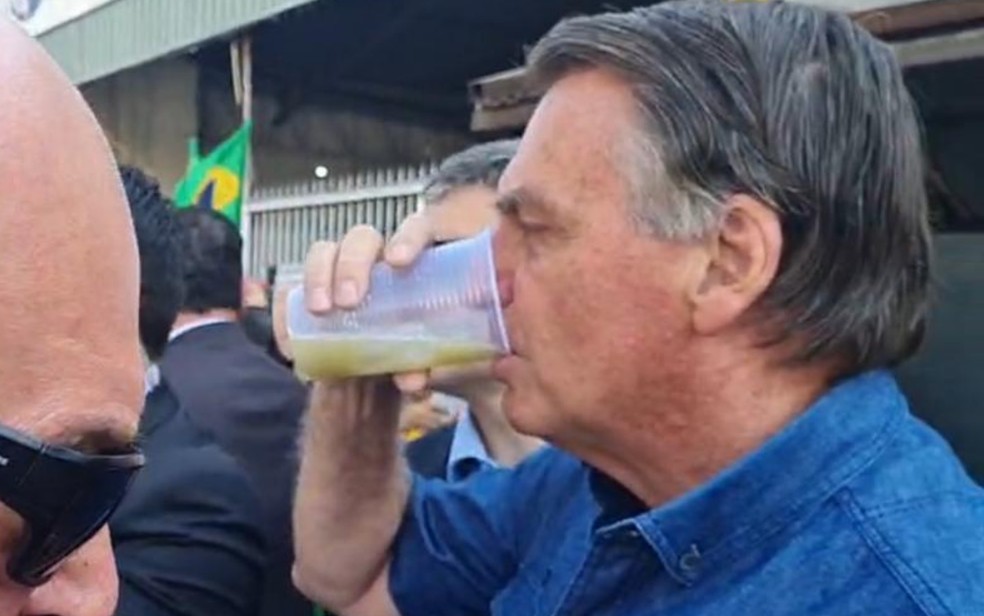 Bolsonaro toma caldo de cana na porta de igreja de Goiânia, Goiás — Foto: Reprodução/Facebook