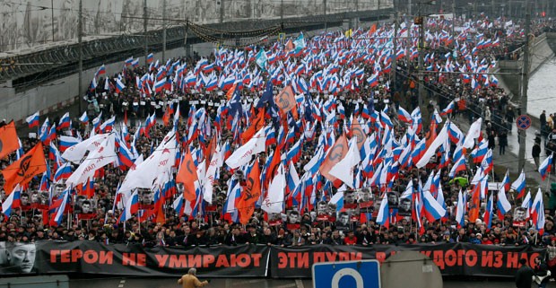 Mais de 70 mil marcharam em Moscou após assassinato de líder da oposição (Foto: Dmitry Lovetsky/AP)
