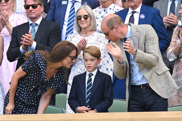 O Príncipe George ladeado pelos pais, a Duquesa Kate Middleton e o Príncipe William, na final do torneio de Wimbledon (Foto: Getty Images)