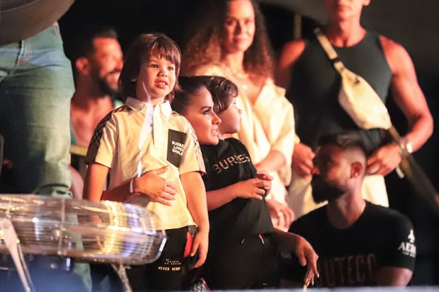 Andressa Suita com os filhos no show de Gusttavo Lima (Foto: Daniel Pinheiro/ AgNews)