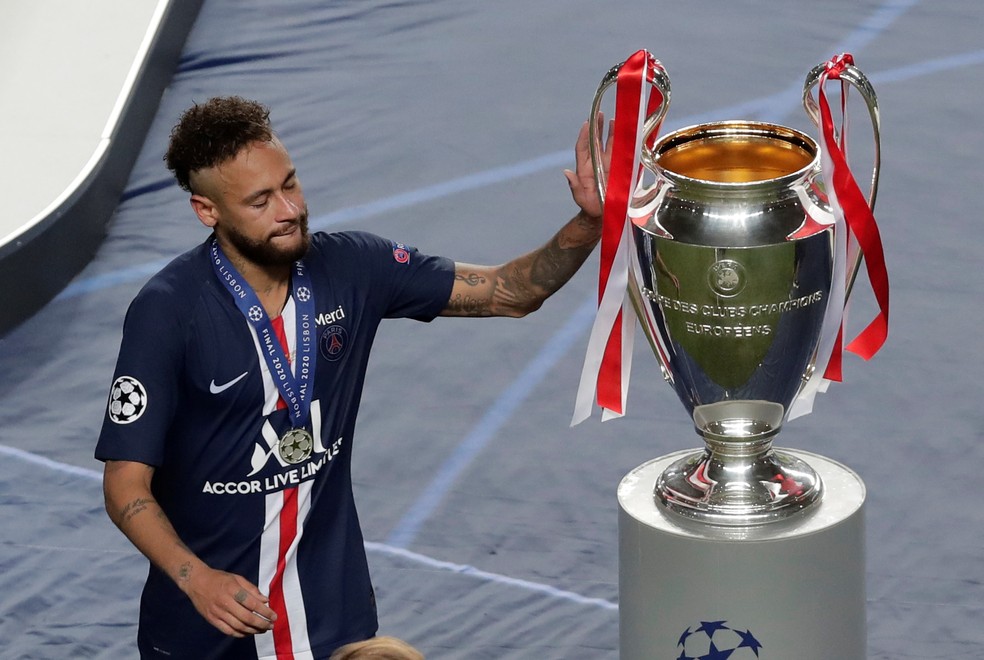 Após receber medalha de prata, Neymar encosta na taça, que não pôde conquistar — Foto: Manu Fernandez/Reuters