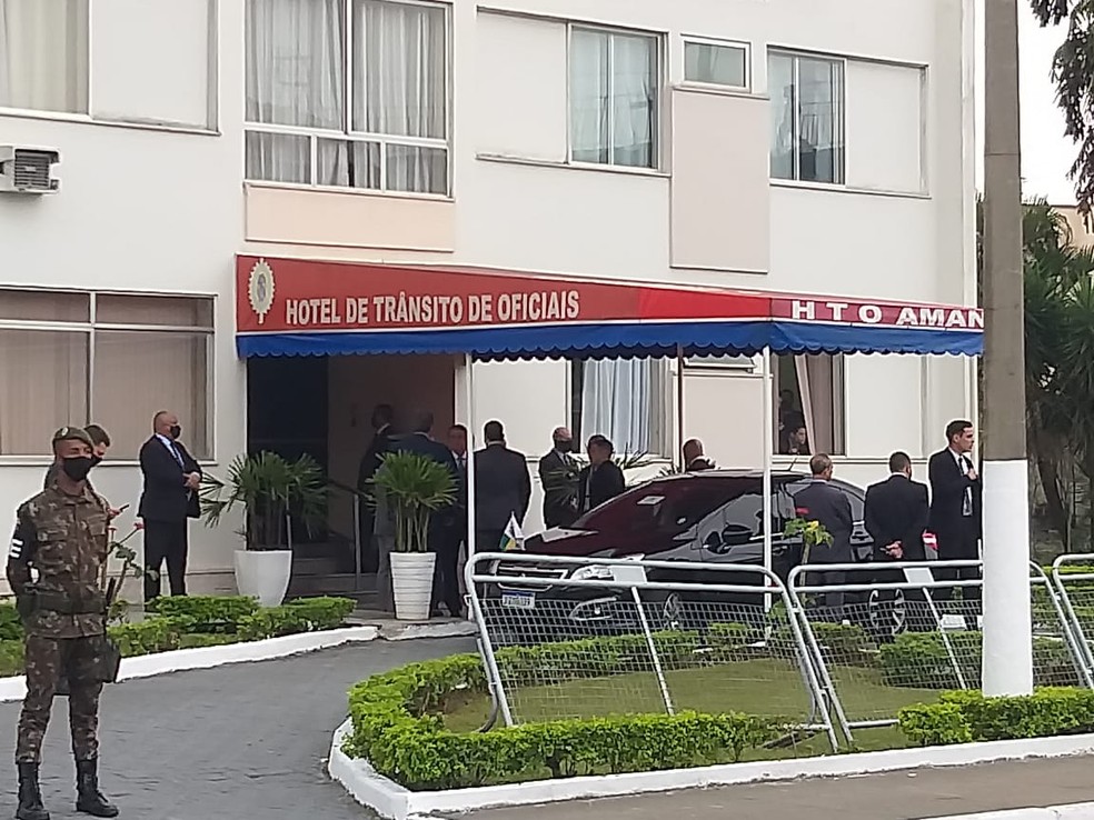 Bolsonaro deixa hotel de trânsito da Academia Militar das Agulhas Negras (Aman) em Resende (RJ) na manhã de sábado (14) — Foto: Fernanda Monteiro/TV Rio Sul