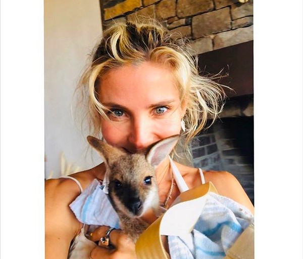 A atriz Elsa Pataky com um canguru bebê resgatado dos incêndios na Austrália (Foto: Instagram)
