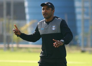 Roger diz que Grêmio tem negociação engatilhada para reforçar o ataque