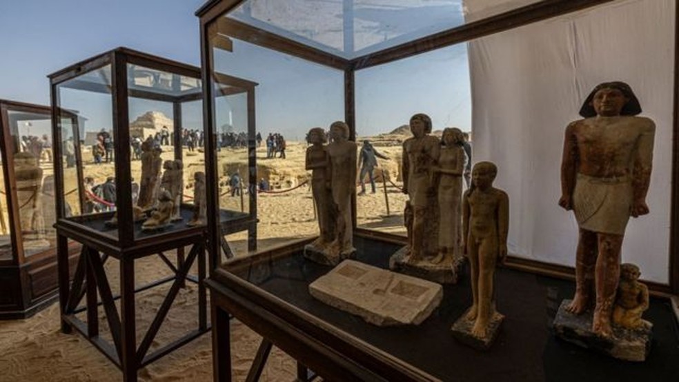 Várias estátuas e peças de cerâmica foram encontradas nos túmulos — Foto: Getty Images via BBC