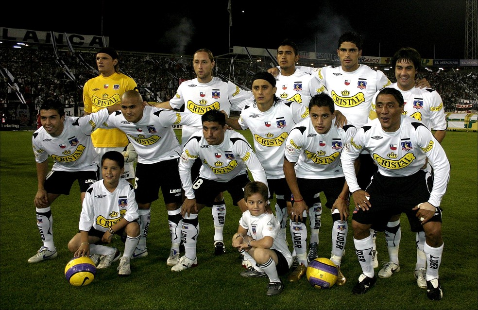 Time do Colo-Colo que disputou a Libertadores de 2007 &mdash; Foto: Reprodu&ccedil;&atilde;o "Hist&oacute;ria de Colo-Colo"