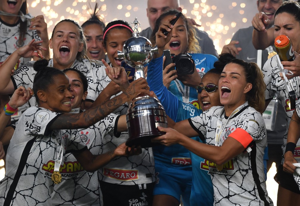 Jogadoras do Corinthians levantam taça da Libertadores Feminina — Foto: Divulgação/Conmebol