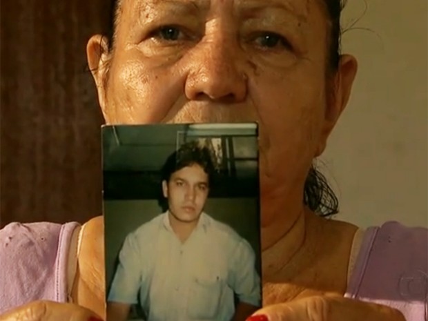 Maria José mostra a foto do irmão Geraldo, morto no incêndio (Foto: Reprodução/TV Globo )