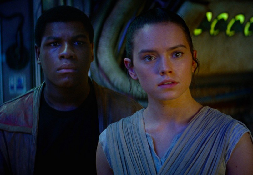 Rey (Daisy Ridley) e Finn (John Boyega) em cena de Star Wars: Episódio VII - O Despertar da Força (2015) (Foto: Reprodução)
