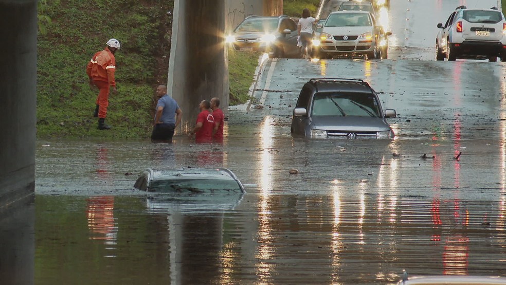 Carro submerso na tesourinha da 209/409 da Asa Norte, no DF — Foto: TV Globo/Reprodução