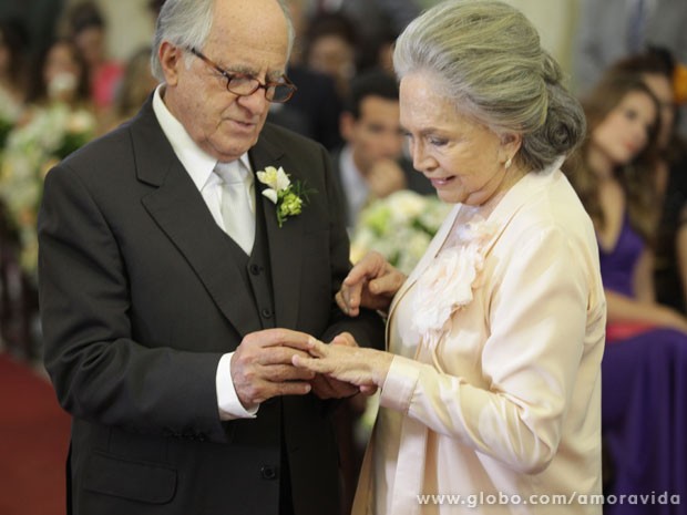 Lutero e Bernarda trocam alianças (Foto: Pedro Curi / TV Globo)