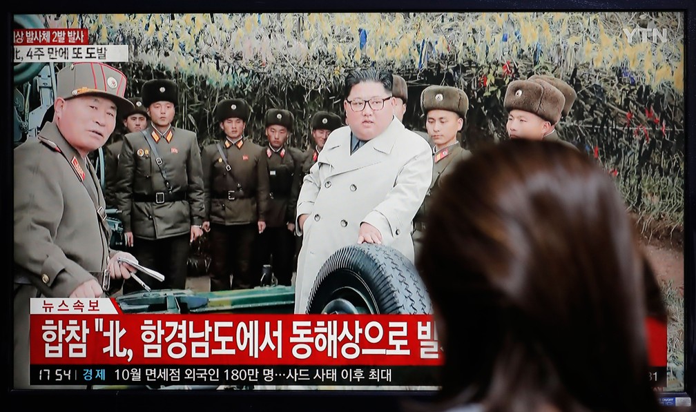 Mulher assiste em Seul, na Coreia do Sul, um programa de notícias relatando que a Coreia do Norte disparou nesta quinta-feira (28) projeteis não identificados  — Foto: Lee Jin-man/AP